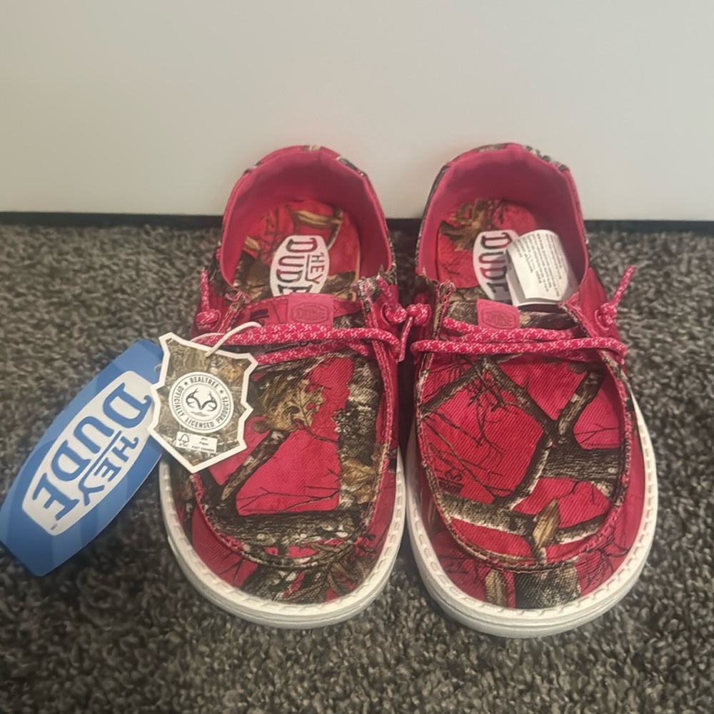 BRAND NEW Hey Dude girls Wendy Wendy Youth Realtree Edge size 13